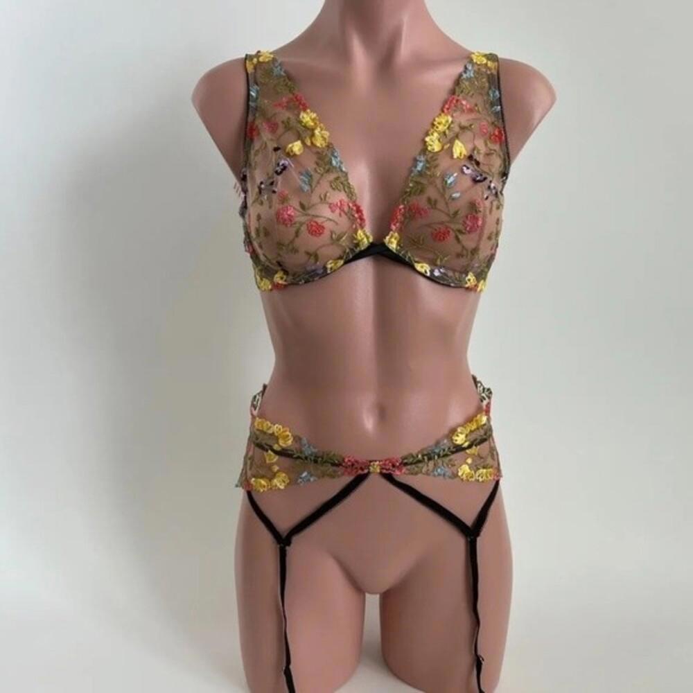 Victoria's Secret Dream Angels Unlined Plunge Bra and Garter